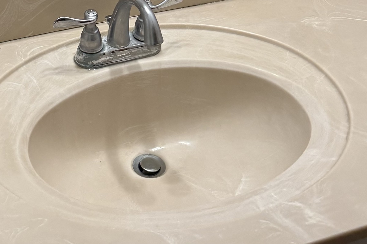 Interior cleaning work inside an Oʻahu home